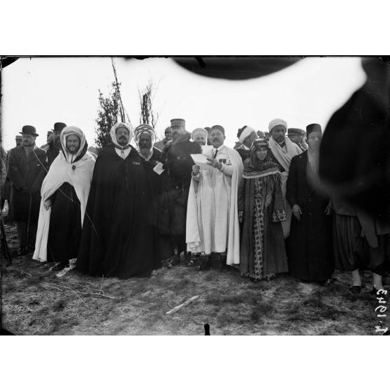 Camp de Mailly. Visite de la Mission Musulmane. Pendant la charge de la cavalerie. [légende d'origine]