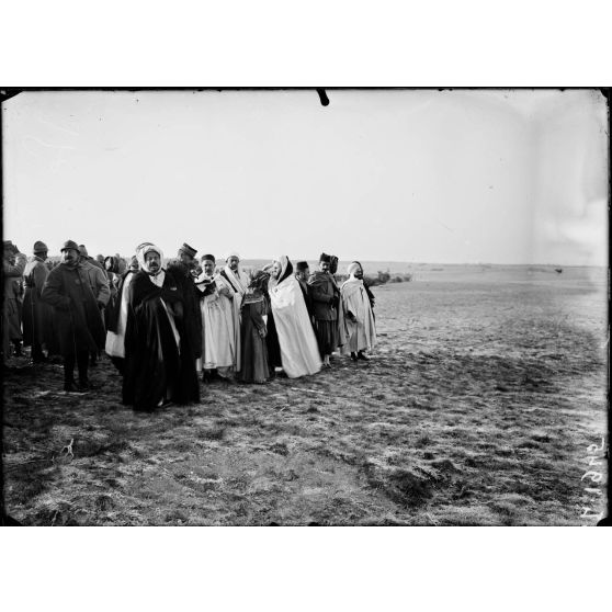 Camp de Mailly. Visite de la Mission Musulmane. En attendant le défilé. [légende d'origine]