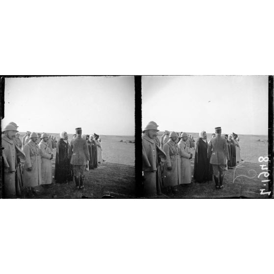 Camp de Mailly. Visite de la Mission Musulmane. Pendant la revue. [légende d'origine]