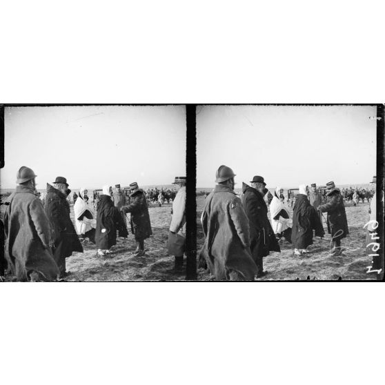 Camp de Mailly. La Mission Musulmane prend congé du général Gouraud. [légende d'origine]