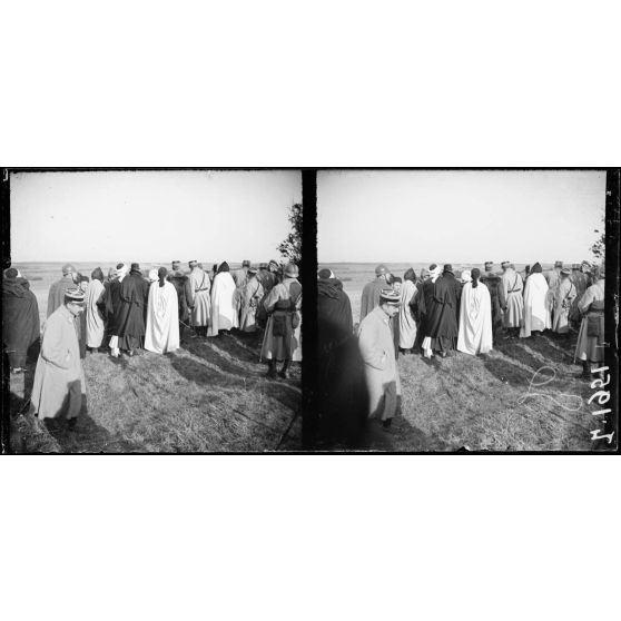 Camp de Mailly. La Mission Musulmane suit l'exercice d'attaque. [légende d'origine]