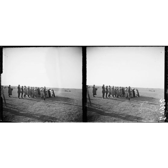 Camp de Mailly. Pendant le défilé. [légende d'origine]