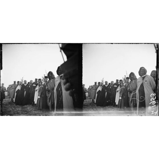 Camp de Mailly. La Mission et les officiers supérieurs. [légende d'origine]