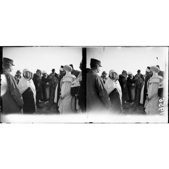 Camp de Mailly. Les membres de la Mission et le général Gouraud. [légende d'origine]