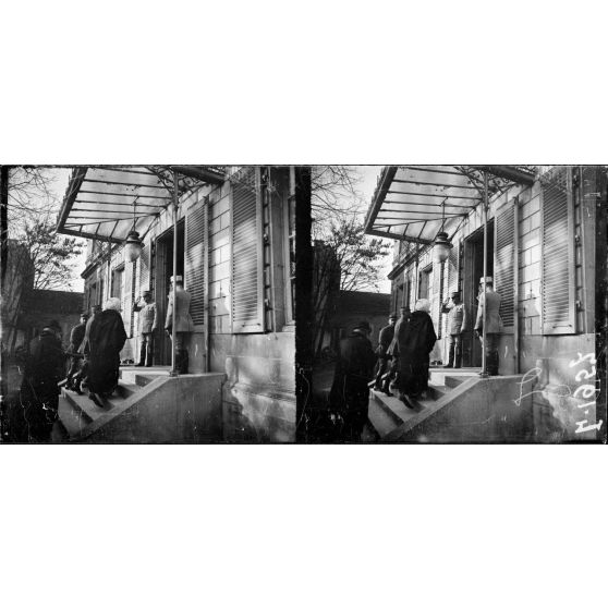 Arcis sur Aube. Arrivée de la Mission Musulmane au quartier général. [légende d'origine]