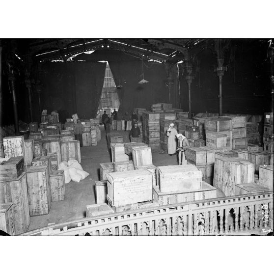 Paris, Alcazar d'été, dépôt de marchandises pour les hôpitaux américains. Salle de théâtre transformée en magasin. [légende d'origine]