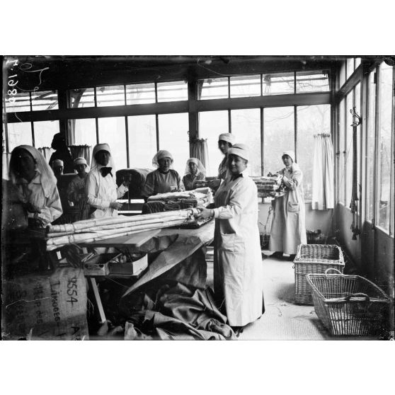 Paris, Alcazar d'été, dépôt de marchandises pour les hôpitaux américains. Salle d'emballage des gros colis. [légende d'origine]