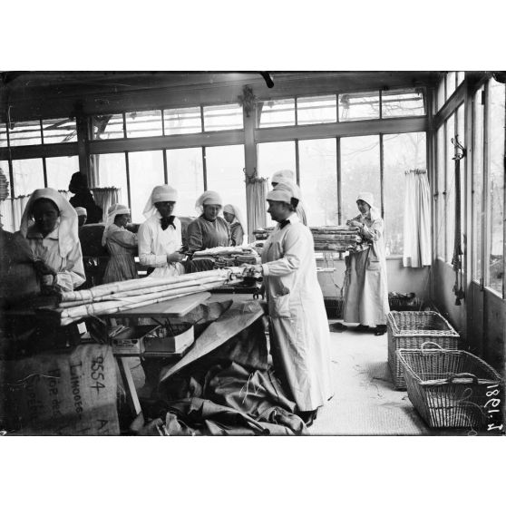 Paris, Alcazar d'été, dépôt de marchandises pour les hôpitaux américains. Salle d'emballage des gros colis. [légende d'origine]