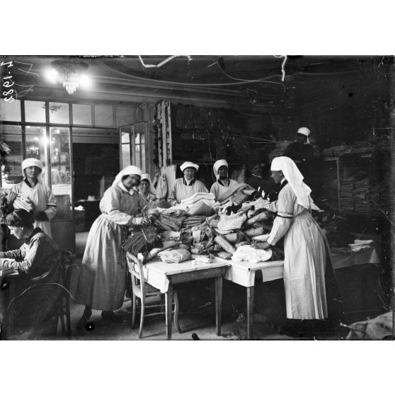 Paris, Alcazar d'été, dépôt de marchandises pour les hôpitaux américains. Salle de réception des marchandises. [légende d'origine]