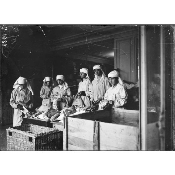 Paris, Alcazar d'été, dépôt de marchandises pour les hôpitaux américains. Jeunes américaines préparant des sacs à surprises. [légende d'origine]