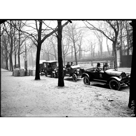 Paris, Alcazar d'été, dépôt de marchandises pour les hôpitaux américains. Les autos conduites par les chauffeuses américaines, apportant les marchandises. [légende d'origine]