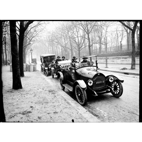 Paris, Alcazar d'été, dépôt de marchandises pour les hôpitaux américains. Les autos conduites par les chauffeuses américaines. [légende d'origine]