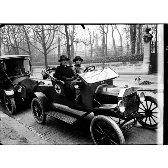 Paris, Alcazar d'été, dépôt de marchandises pour les hôpitaux américains. Une chauffeuse et son aide. [légende d'origine]