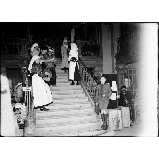 Paris, Alcazar d'été, dépôt de marchandises pour les hôpitaux américains. L'entrée des salles de réception et des magasins. [légende d'origine]