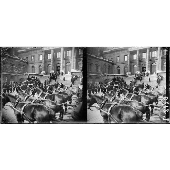 Paris. Obsèque de Monsieur Baudouin. Premier président de la Cour de Cassation. La levée du corps au Palais de justice. [légende d'origine]