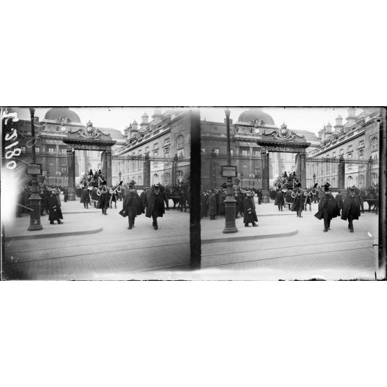 Paris. Le cortège quittant le Palais de justice. [légende d'origine]