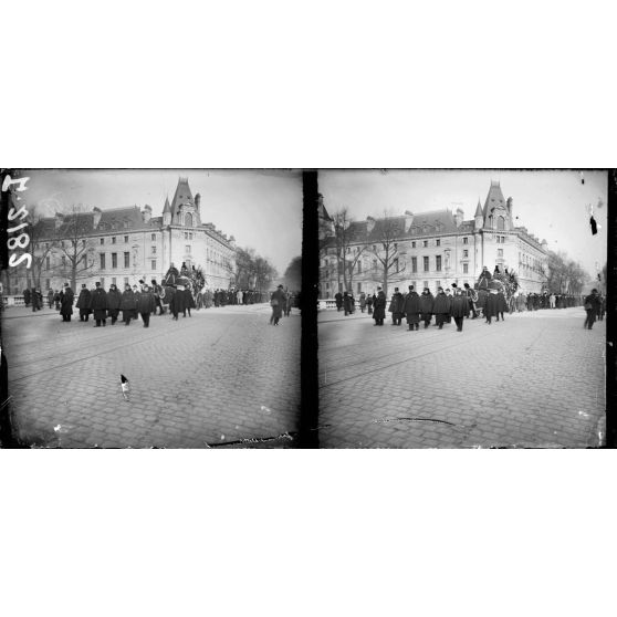 Paris. Le cortège boulevard du Palais. [légende d'origine]