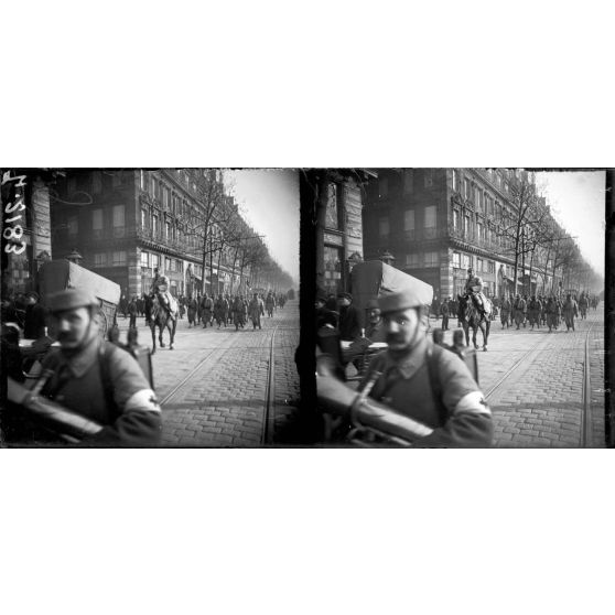 Paris. Le 237e d'Infanterie avec le drapeau revenant des obsèques. [légende d'origine]