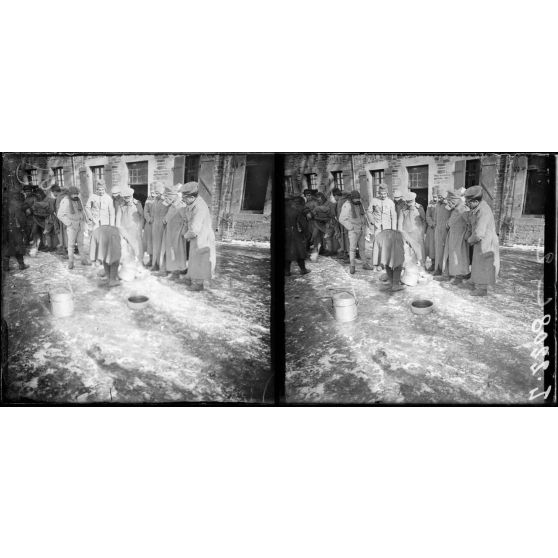 Brest. La soupe après le débarquement. [légende d'origine]