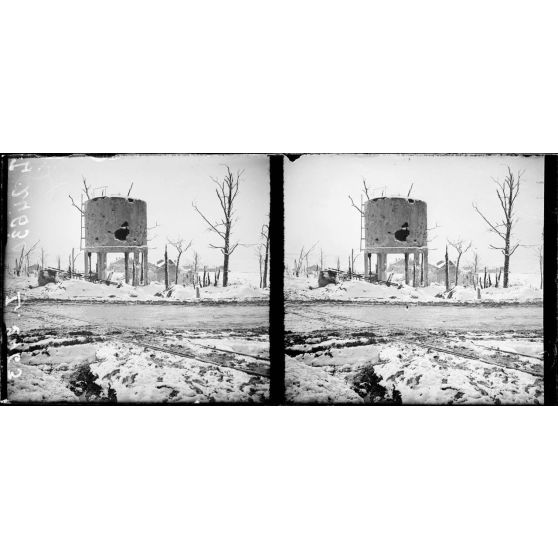 Environs de Verdun, Meuse, route de Souville. Réservoir creusé par un obus. [légende d'origine]