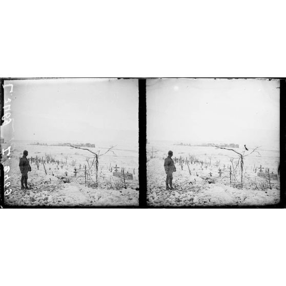 Environs de Verdun, Meuse, route de Souville. Cimetière sous la neige. [légende d'origine]