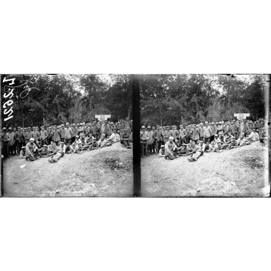 Bois de Béthelainville, Meuse, prisonniers se reposant. [légende d'origine]