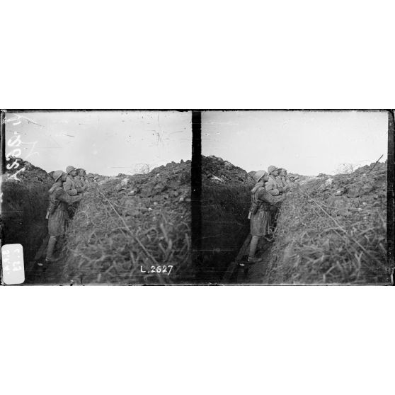 Cote 304, Meuse, tranchée des Zouaves, officiers observant le départ de la 2e vague d'assaut. [légende d'origine]