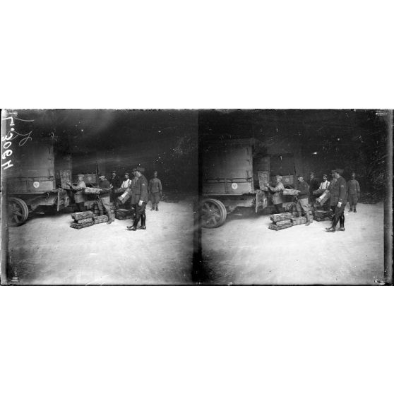 Pépinière de Versailles. Cueillette et expédition de légumes vers le front. [légende d'origine]