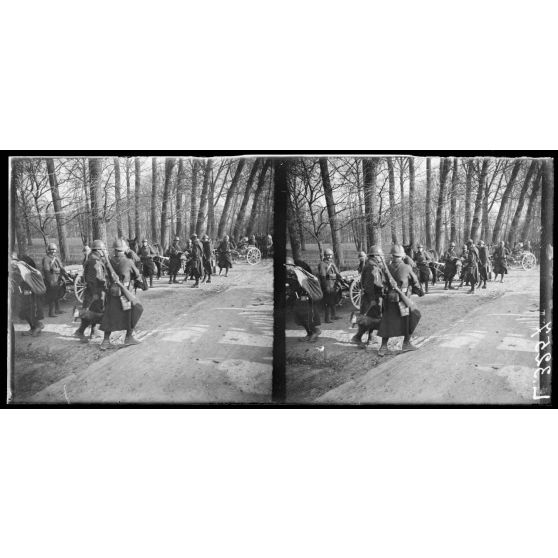 Chalons-sur-Vesle. Marne. Compagnie de mitrailleurs montant en ligne, la pause. [légende d'origine]