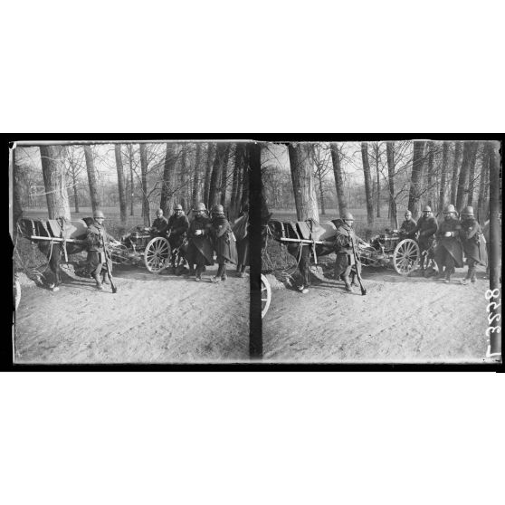 Chalons-sur-Vesle. Marne. Compagnie de mitrailleurs marchant en ligne, la pause. [légende d'origine]