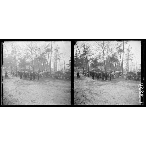 Chalons-sur-Vesle. Marne. Halte d'un convoi de ravitaillement. [légende d'origine]