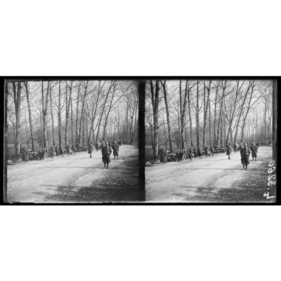 Chalons-sur-Vesle. Marne. Compagnie de mitrailleurs montant en ligne, la pause. [légende d'origine]