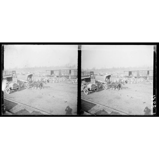 Prouilly (Marne). La gare de ravitaillement. Camions et fourgons au chargement. [légende d'origine]