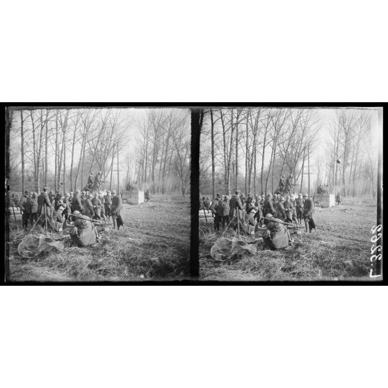 Près de Chalons-sur-Vesle. Marne. Section de mitrailleurs à l'exercice dans le bois. [légende d'origine]
