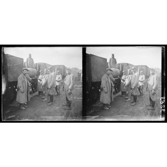 Prouilly (Marne). Gare de ravitaillement. Service de vin pour la troupe. [légende d'origine]