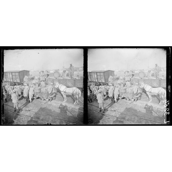 Prouilly (Marne). Gare de ravitaillement. Distribution de fromage. [légende d'origine]