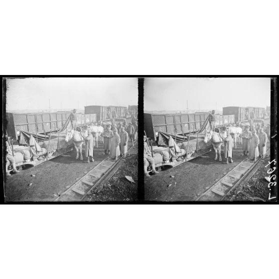 Prouilly (Marne). Gare de ravitaillement. Distribution des subsistances. [légende d'origine]