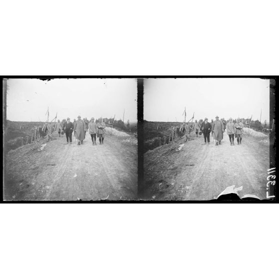 Fort de Douaumont, Meuse, visite d'une mission américaine. La mission revenant du fort conduite par le colonel Dehay. M.M James Davis, John Lents, Th. B. Morgan, J. Jenkins, et le Major Tower. [légende d'origine]