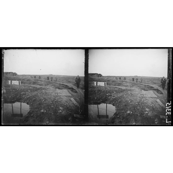Fort de Douaumont, Meuse, visite d'une mission américaine. La mission revenant du fort. [légende d'origine]