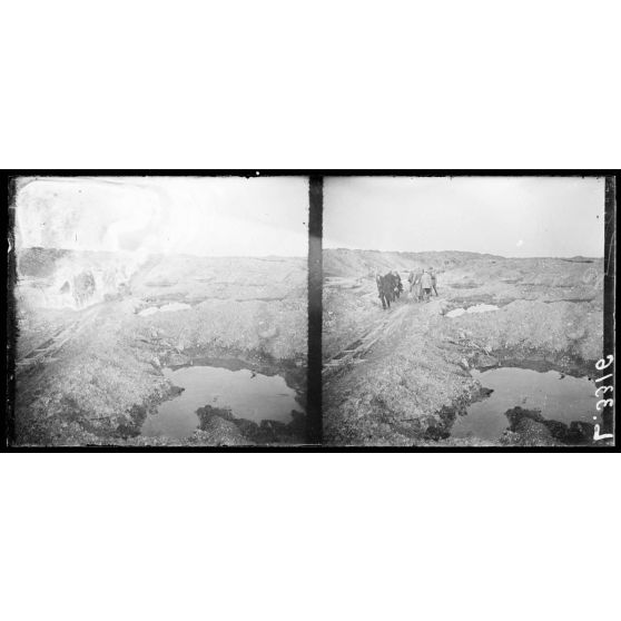 Fort de Douaumont, Meuse, visite d'une mission américaine. La mission revenant du fort. [légende d'origine]