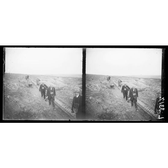 Fort de Douaumont, Meuse, visite d'une mission américaine. La mission revenant du fort. [légende d'origine]
