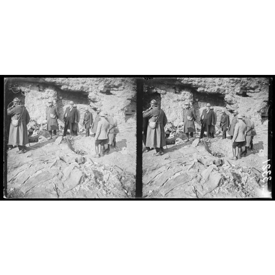 Fort de Douaumont, Meuse, visite d'une mission américaine. La mission devant le fort. [légende d'origine]