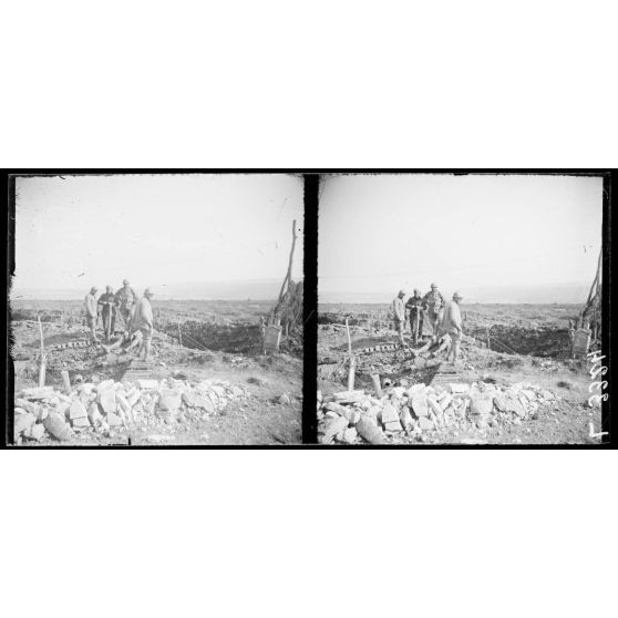 Fort de Douaumont, Meuse, visite d'une mission américaine. Une piste près du fort. [légende d'origine]