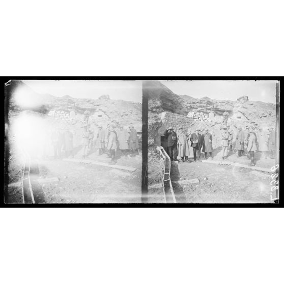 Fort de Douaumont, Meuse, visite d'une mission américaine. La mission devant le fort. [légende d'origine]