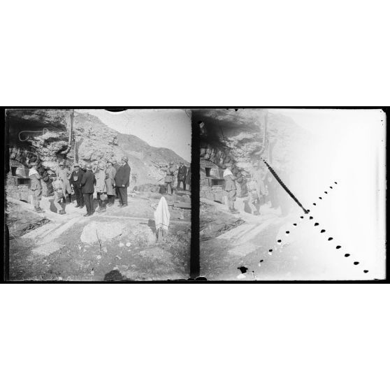 Fort de Douaumont, Meuse, visite d'une mission américaine. La mission devant le fort. [légende d'origine]