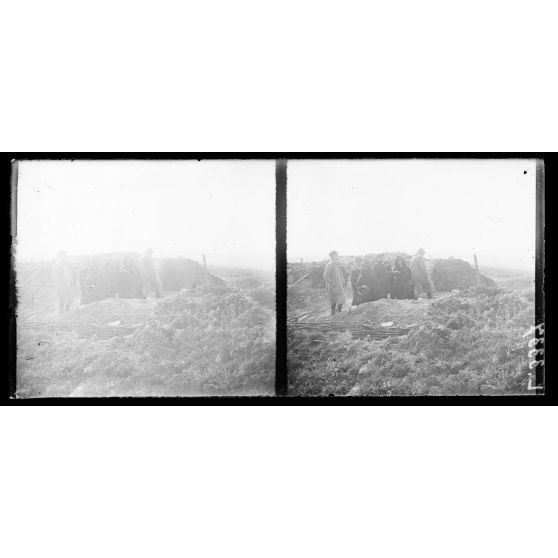 Fort de Souville, Meuse, visite du ministre du Siam, de Melle Balli et Griggo, et de M. C.H Black. Les visiteurs regardent les lignes allemandes. [légende d'origine]