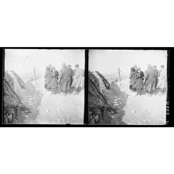 Fort de Souville, Meuse, visite du ministre du Siam, de Melle Balli et Griggo, et de M. C.H Black. Les visiteurs regardent les lignes allemandes. [légende d'origine]