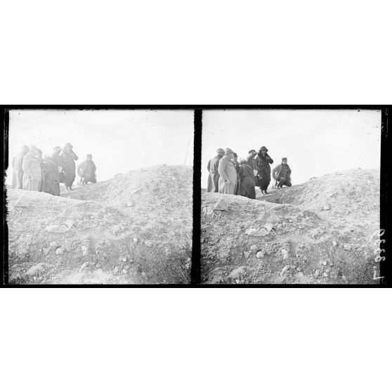 Fort de Souville, Meuse, visite du ministre du Siam, de Melle Balli et Griggo, et de M. C.H Black. Les visiteurs regardent les lignes allemandes. [légende d'origine]