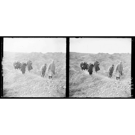 Fort de Souville, Meuse, visite du ministre du Siam, de Melle Balli et Griggo, et de M. C.H Black. Les visiteurs regagnent le fort. [légende d'origine]