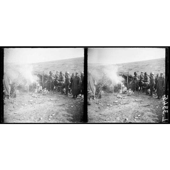 Devant Verdun, Ravin des Vignes, cantonnement des troupes marocaines. Le café. [légende d'origine]